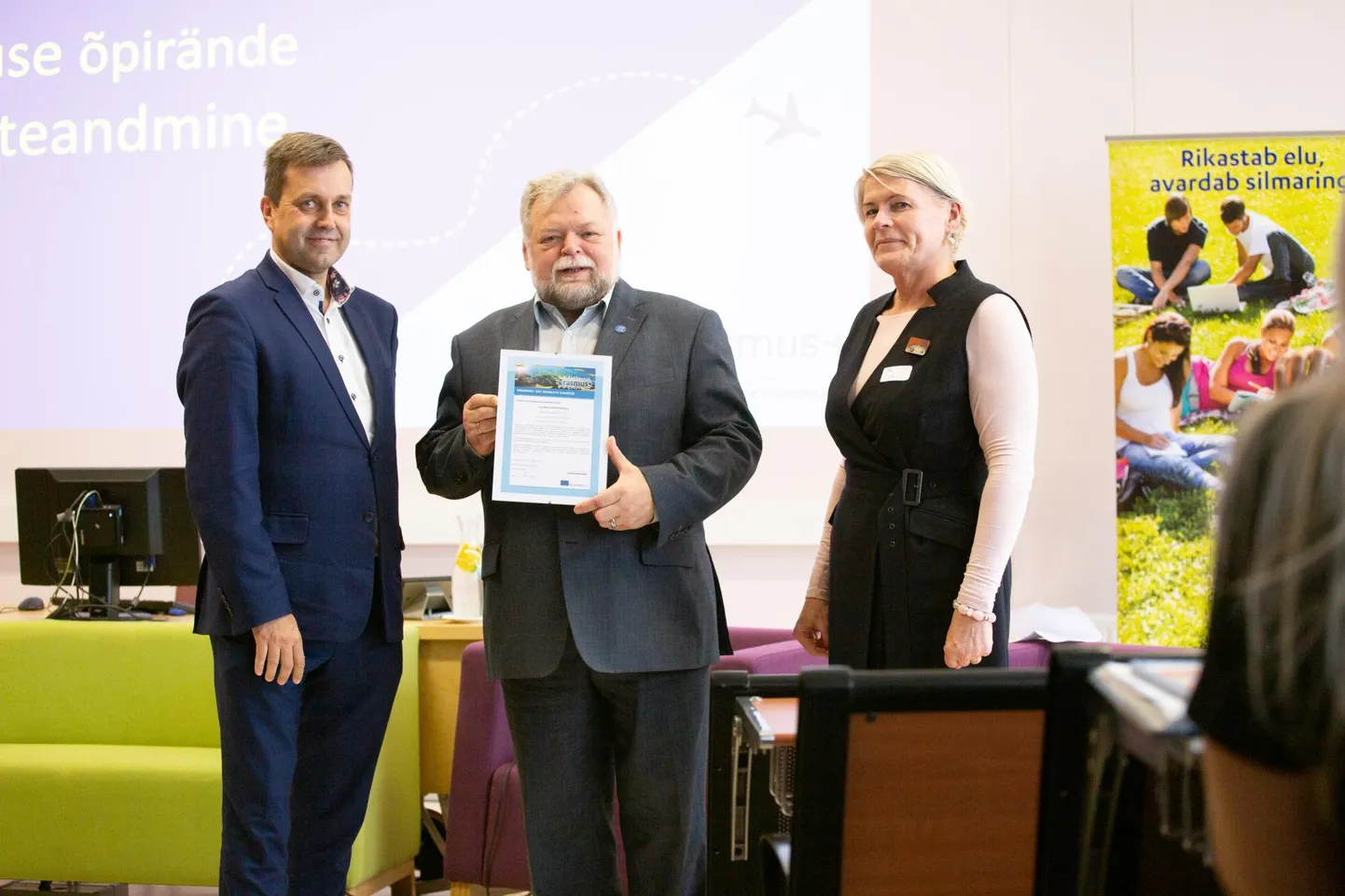 Viljandi kutseõppekeskuse nimel võttis harta vastu direktor Tarmo Loodus (keskes).