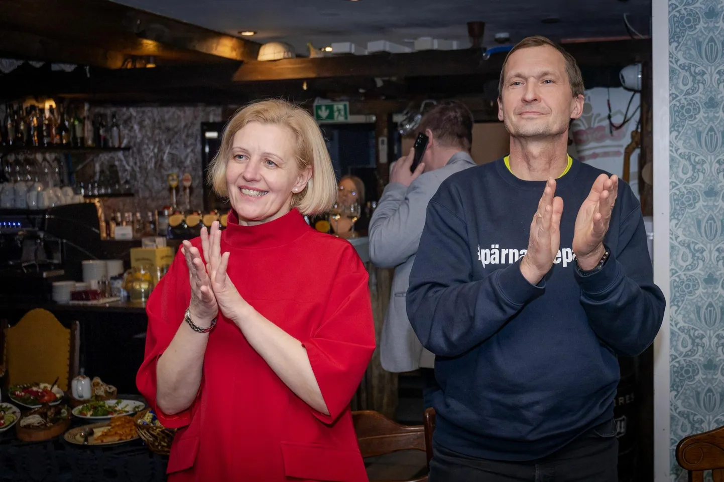 Reformierakondlased Annely Akkermann ja Jüri Jaanson rõõmustasid erakonna valimispeol valimisvõidu üle.