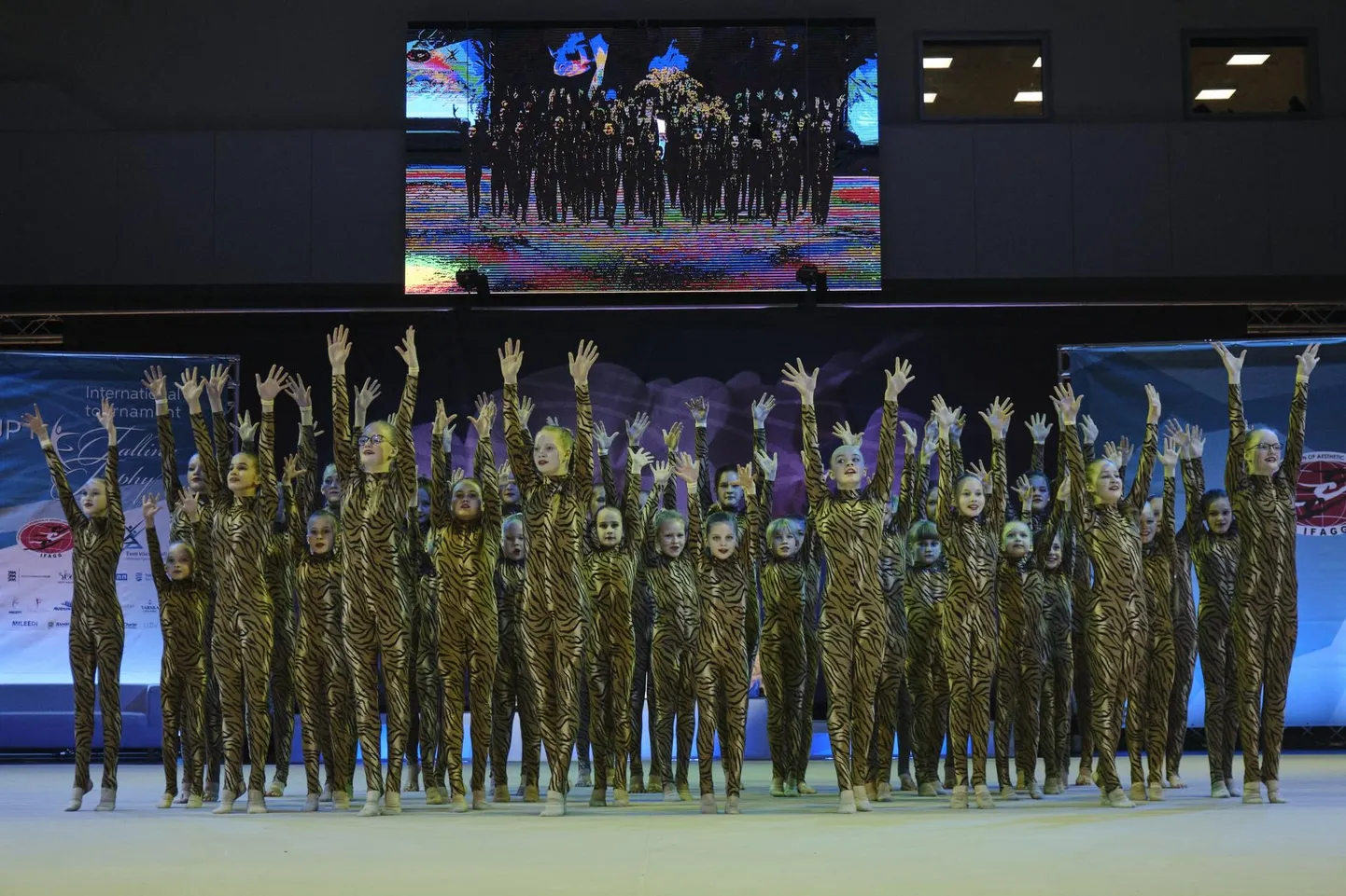Pärnumaa võimlejad võimlemisfestivalil Gymnafest 2022. Pildil Pärnu võimlemisklubi Rüht koondrühm.