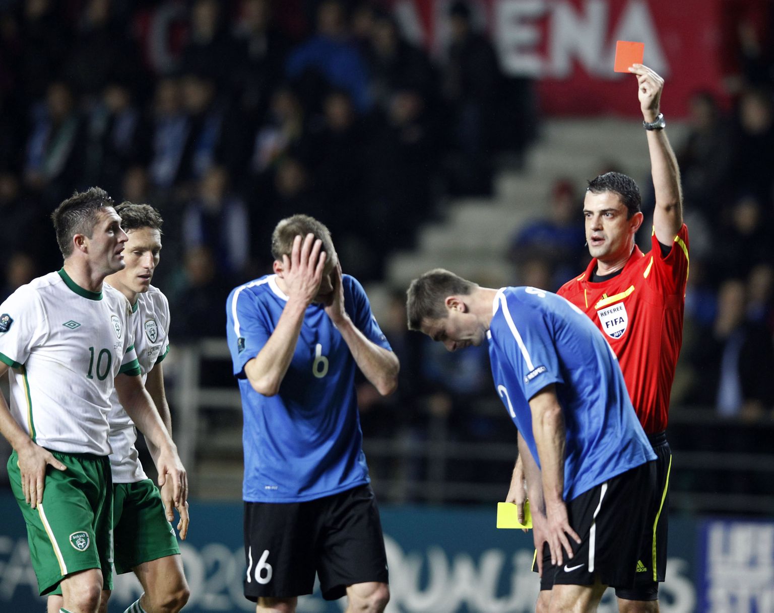 Виктор Кашшаи показывает красную карточку Райо Пийроя в матче плей-офф Евро-2012