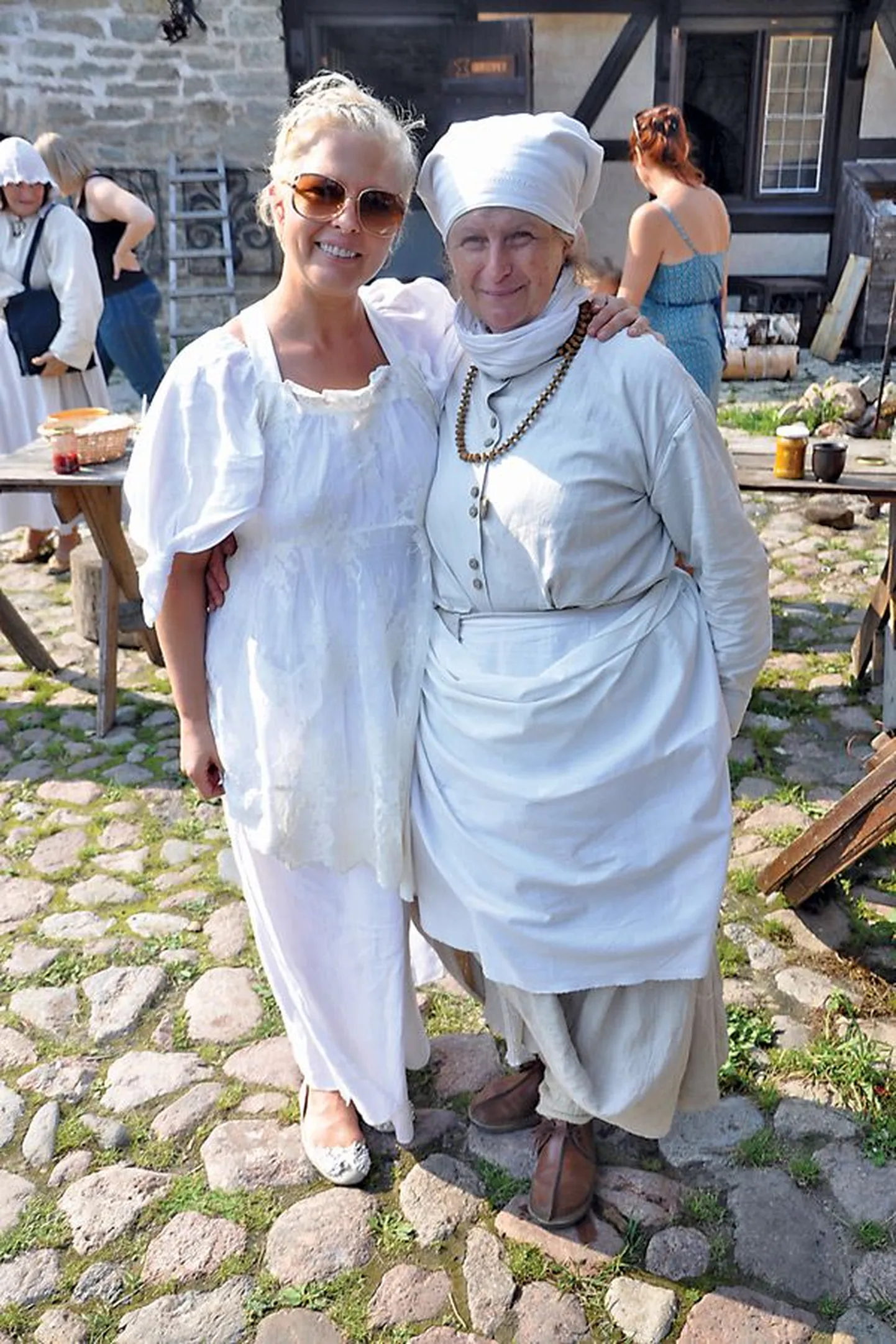 Каждый год фестиваль заготовок в Нарве посещают известные люди. На фото: супруга президента Эстонии Эвелин Ильвес и сотрудница Северного двора Нарвского замка Валентина Киршнер на фестивале «Лето в банку» в 2011 году.