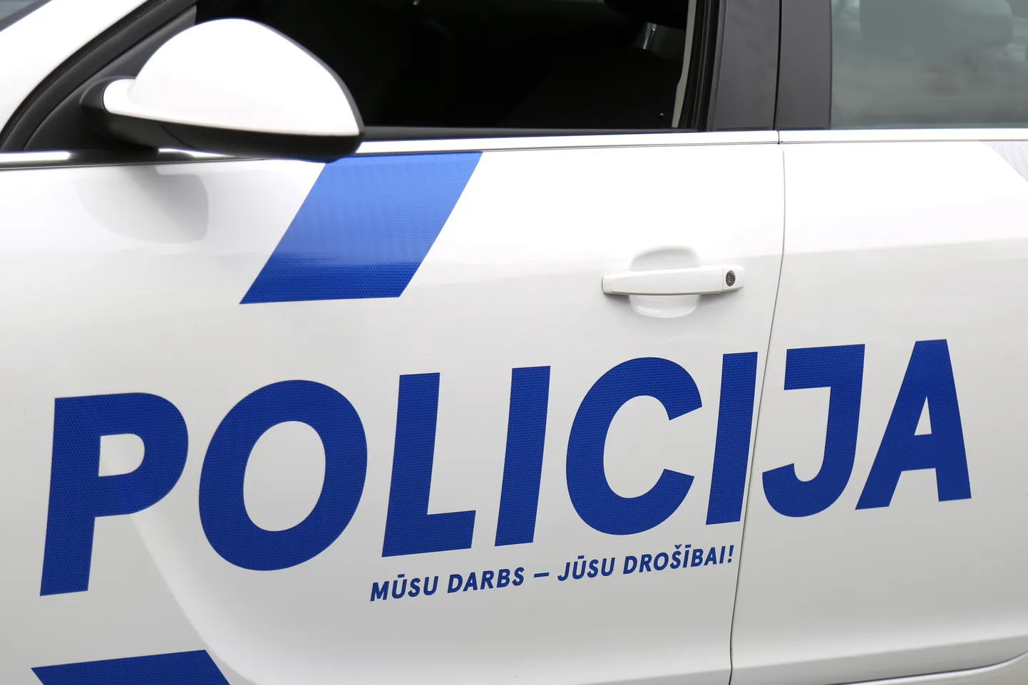 Valsts policijas automašīna ar jauno trafarējumu, kas tapis sadarbībā ar Latvijas Mākslas akadēmiju.