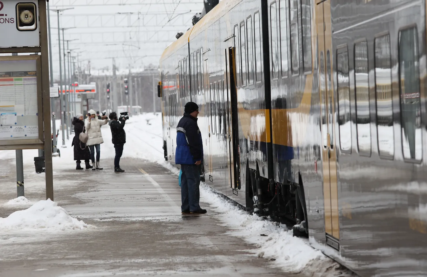 Jauno elektrovilcienu "Vivi" pārvadājumu uzsākšanas svinīgais pasākums, kurā atklāj reisu no Rīgas Centrālās dzelzceļa stacijas uz "Dubultiem" Jūrmalā.