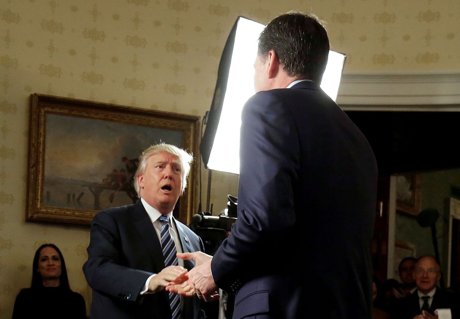 USA president Donald Trump ja FBI endine peadirektor James Comey selle aasta jaanuaris kätt surumas.