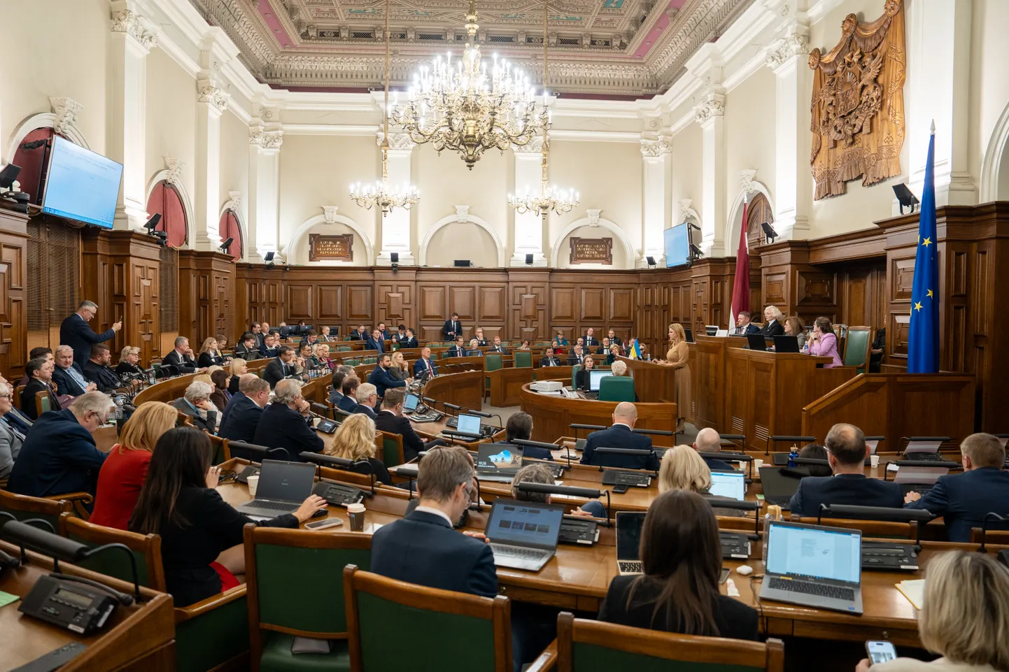 Läti peaminister Evika Siliņa lõunanaabrite 2025. aasta riigieelarve lõpparutelu alguses parlamenti veenmas.