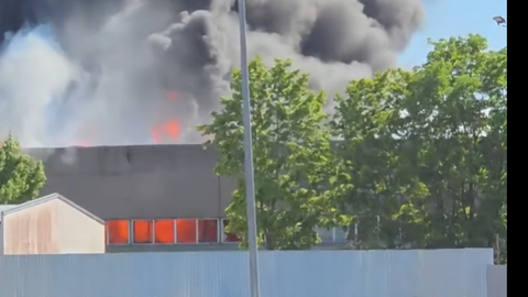 VIDEO UN FOTO ⟩ Ugunsgrēks Ulmaņa gatvē, Rīgā: vietējos iedzīvotājus aicina aizvērt logus un durvis