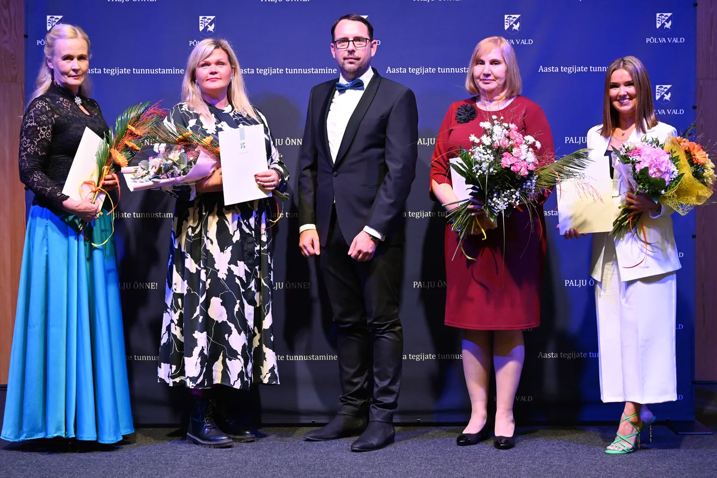 Põlva vald tänas ja tunnustas õpetajaid. Pildil (vasakult) Kersti Lillo, Sandra Kripson, Põlva vallavanem Martti Rõigas, Anne Lõiv ja Kätlin Vaher.