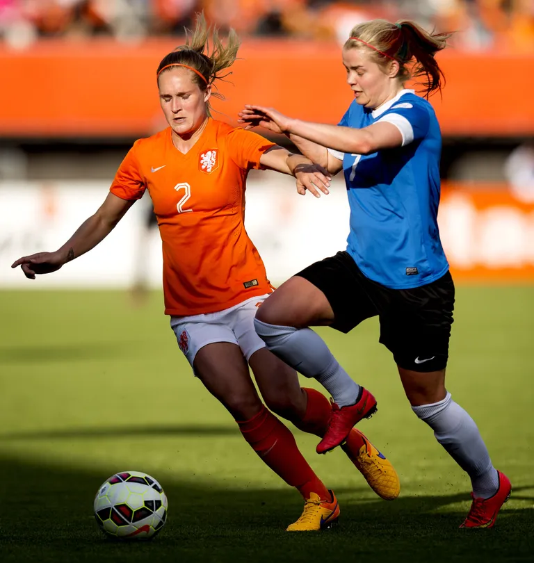 Katrin Loo võitlemas Hollandi naiskonna kaitsjaga