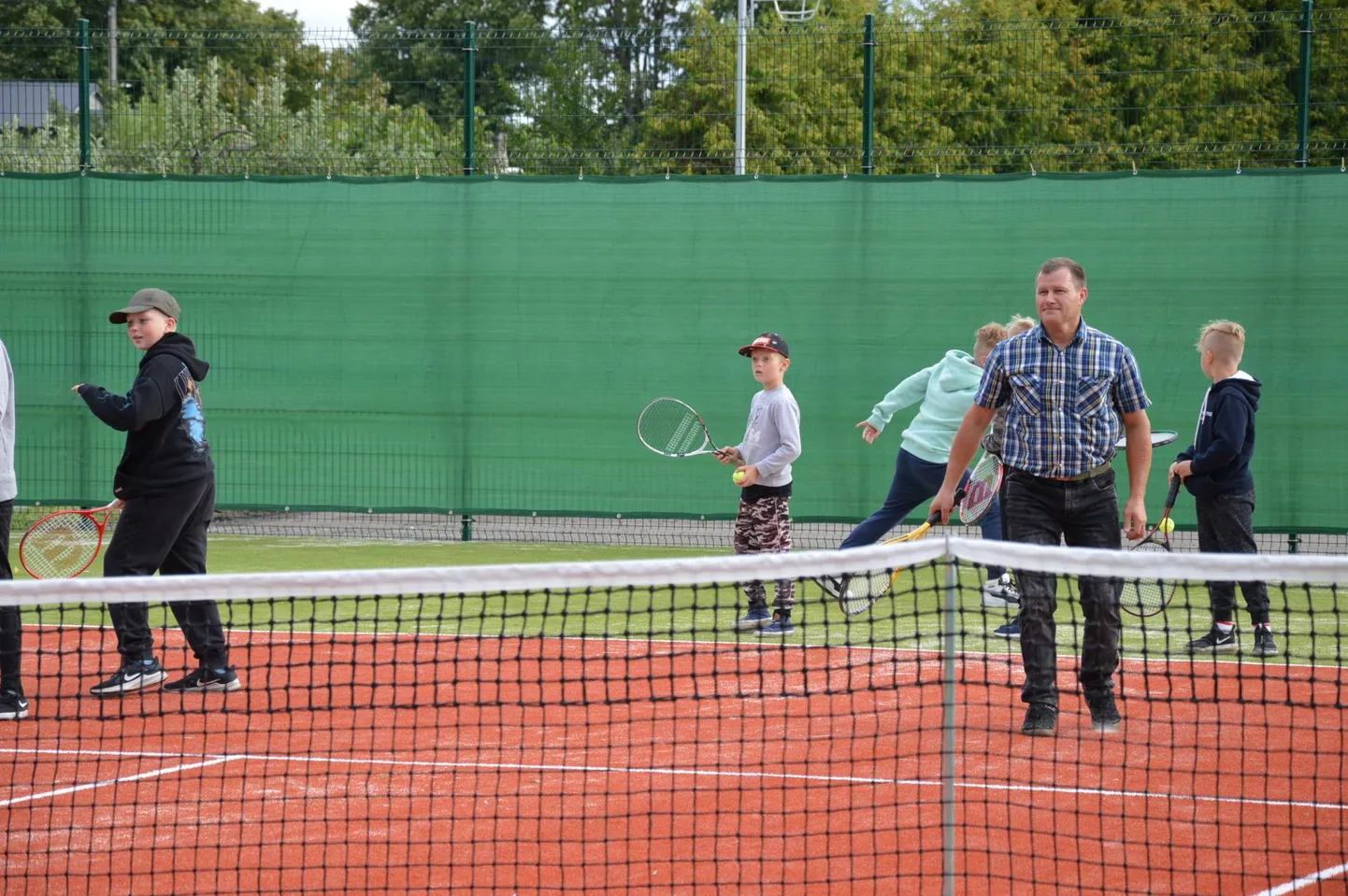 Pärnu-Jaagupis avatud uut tenniseväljakut oli sisseõnnistamas ammulaskmises maailma paremikku kuuluv Teet Tagapere, kes lubas uut spordiareeni edaspidigi külastada.