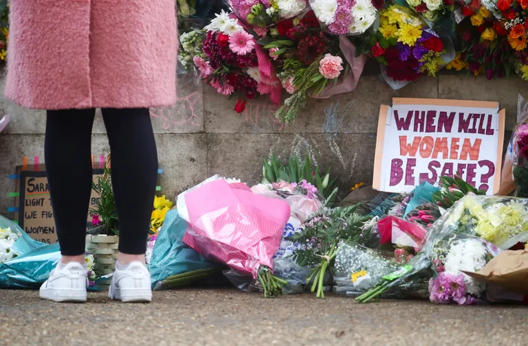 Mälestajate toodud lilled Sarah Evererdi mälestuspaigass Londonis.