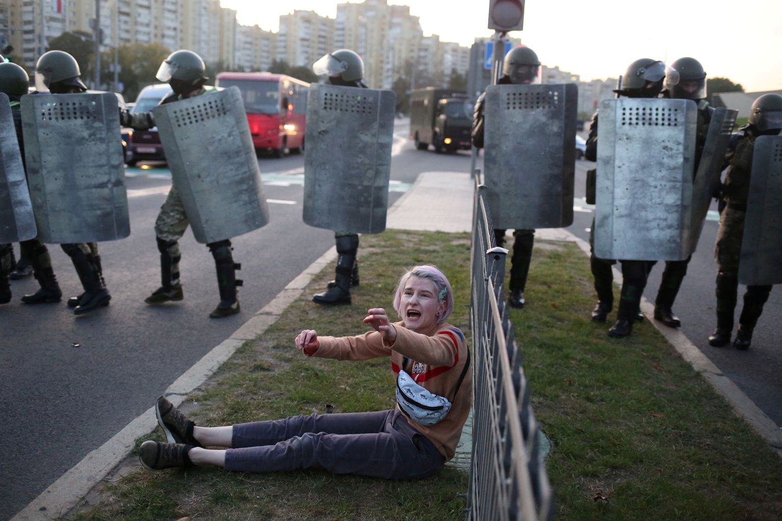 Naine täisvarustustuses miilitsate aheliku ees Minskis eile õhtul. Üle pika aja esimest korda avaldasid protestijad miilitsale vastupanu ning kohati läksid lausa ise rünnakule.