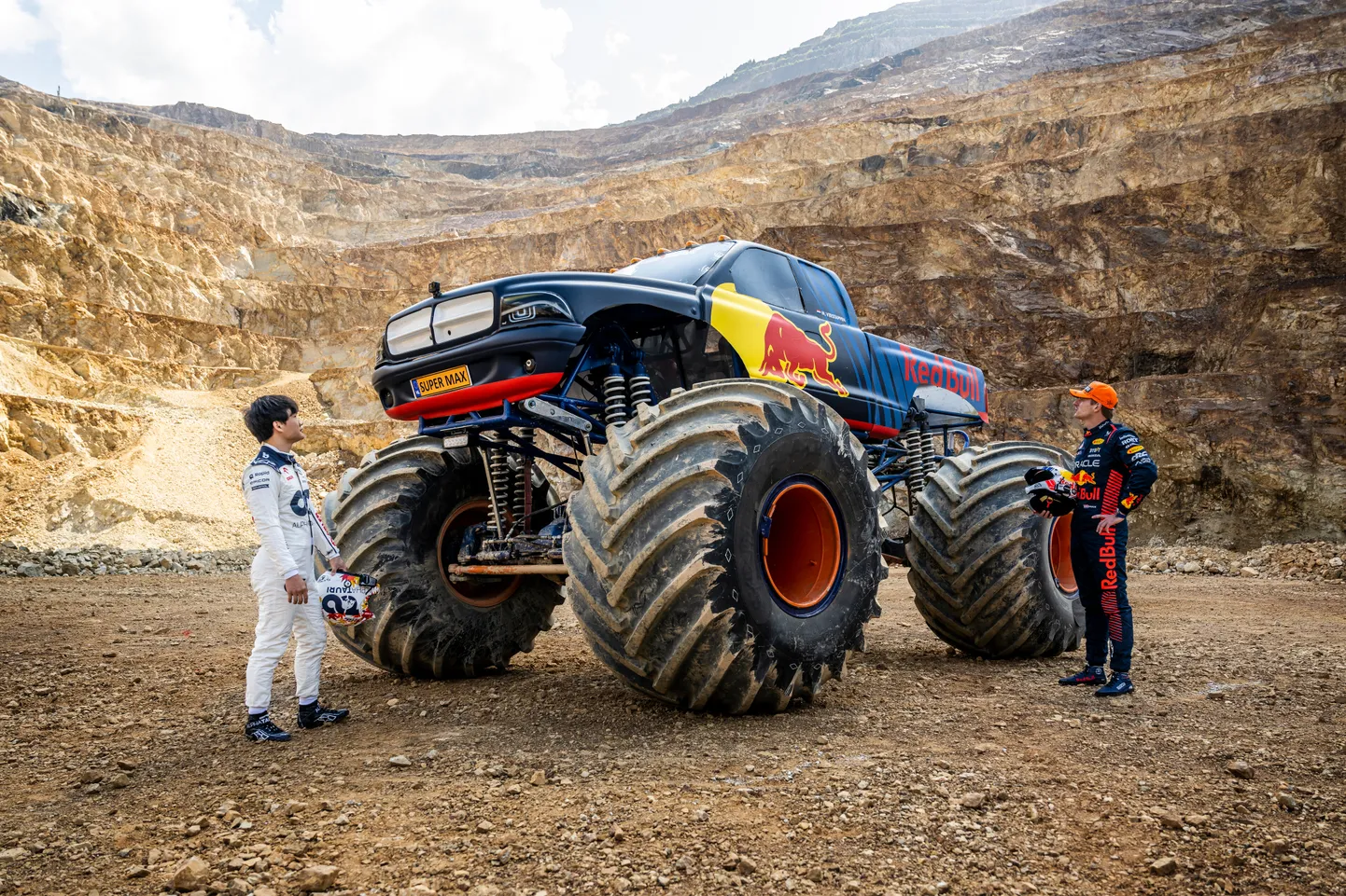 Yuki Tsunoda (vasakul) ja Max Verstappen silmitsemas monstertruck'i.
