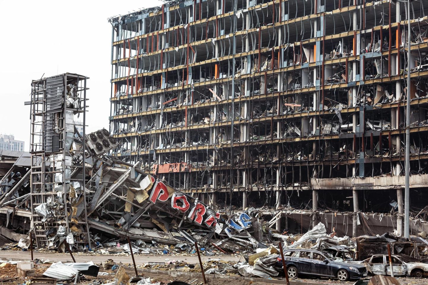 Venemaa märtsikuises rünnakus hävinenud kaubanduskeskus Retroville Kiievis. 