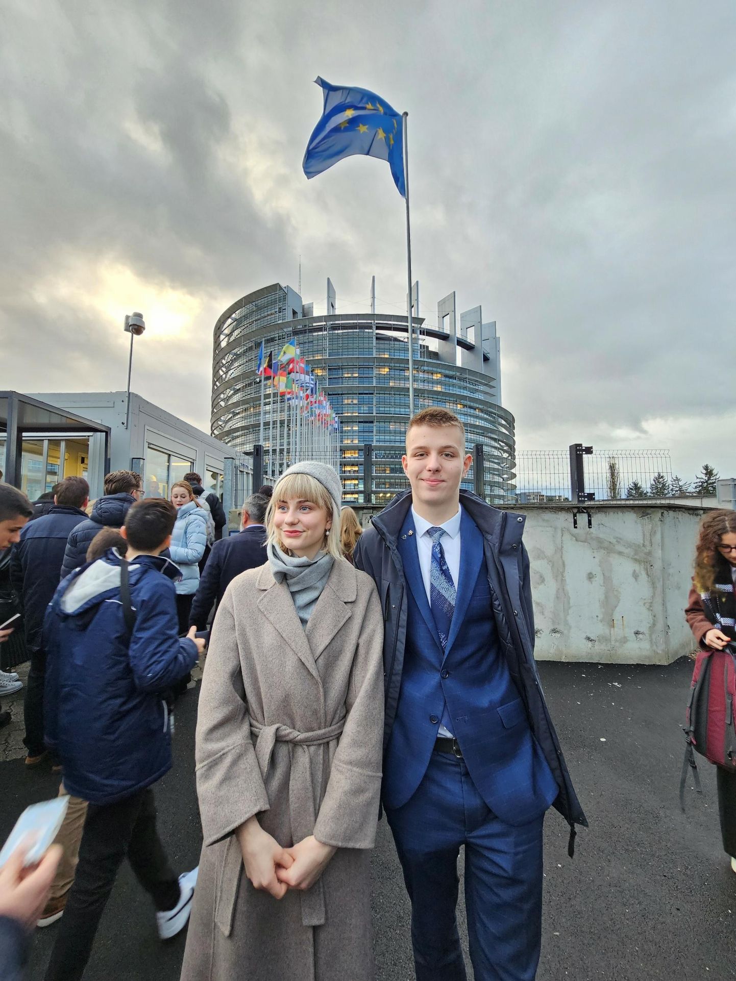 Eliise-Marie Soll ja Sten-Lenar Nirgi Strasbourgis Euroopa parlamendi hoone ees.