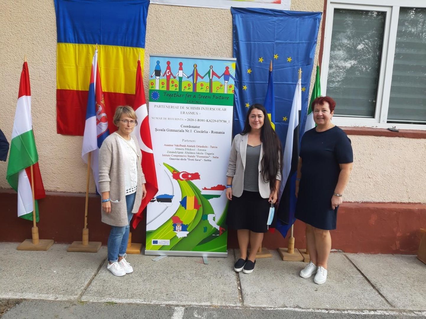 Sõmeru koolist käisid Erasmus+ projekti raames Rumeenias õpetajad Kairi Peil (vasakult) ja Kadri Mark ning direktor Virge Ong.