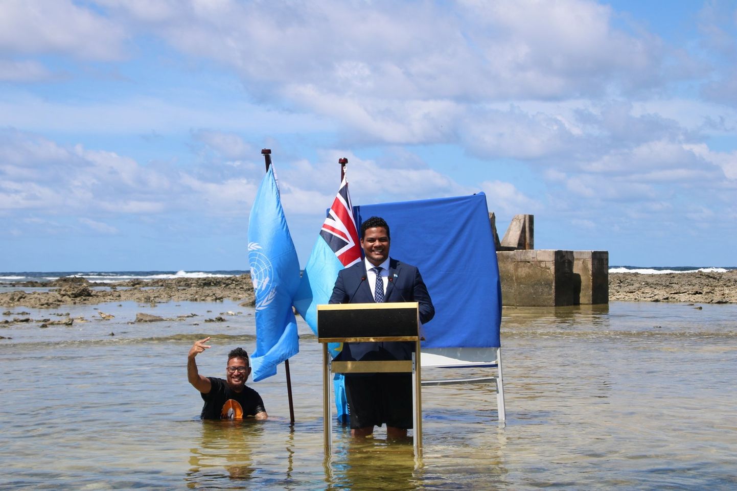 Tuvalu justiits-, kommunikatsiooni- ja välisminister Simon Kofe pidas kõne põlvini vees