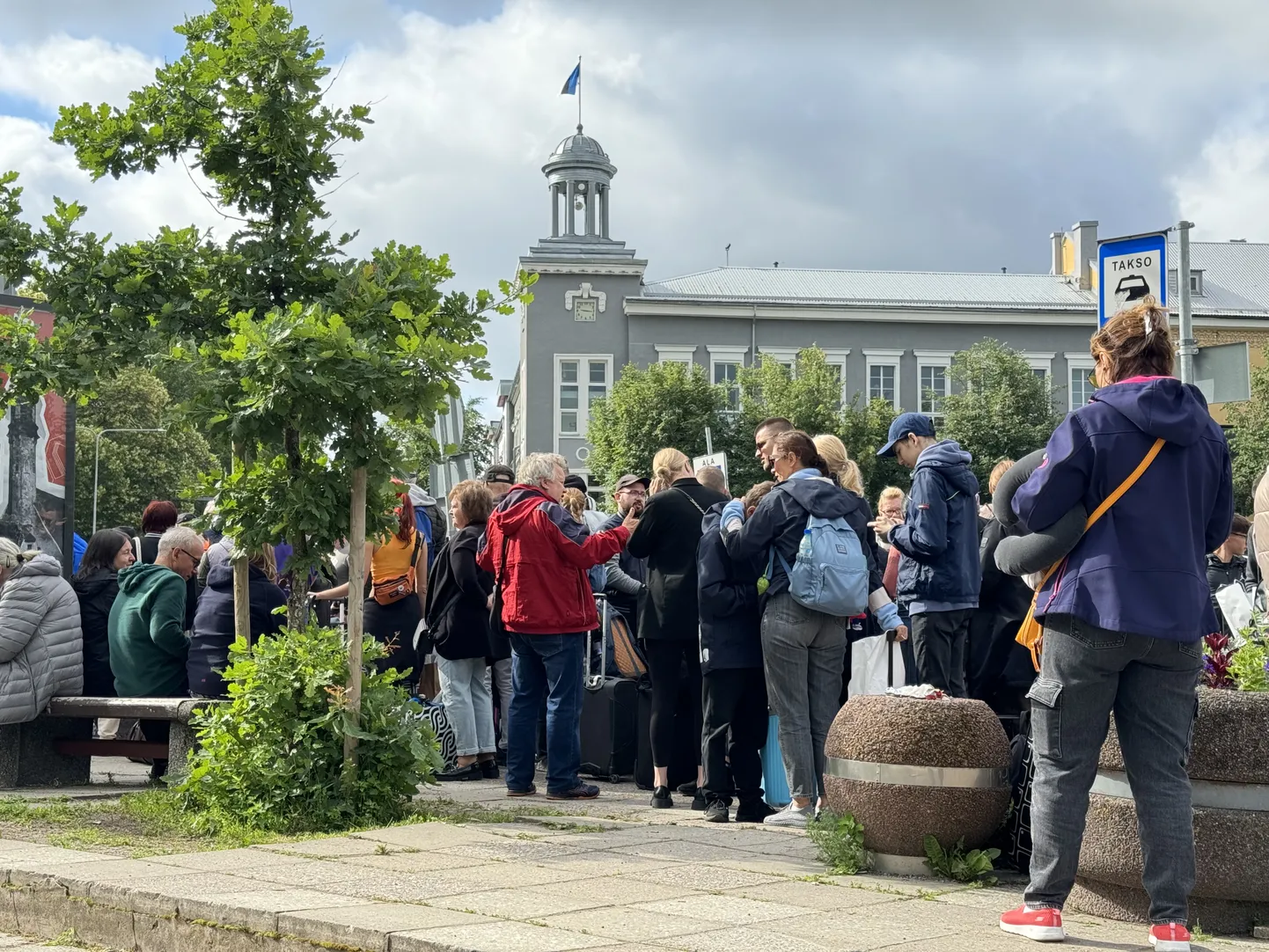 Kahe päeva pärast toimub Narvas Peetri platsil paraad. Praegu on seal Venemaa tahtlikust tegevusest lähtuvalt järjekord.