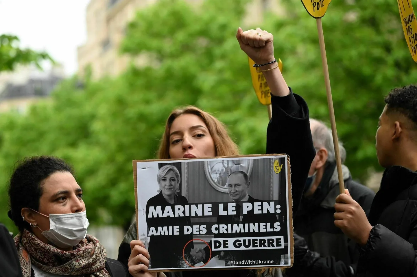 Veel Ukraina sõja eel soovis Marine Le Pen valimiskampaanias ära kasutada pilte oma kohtumiselt Venemaa presidendi Vladimir Putiniga. Hiljem levitasid neid Le Peni poliitilised vastased.