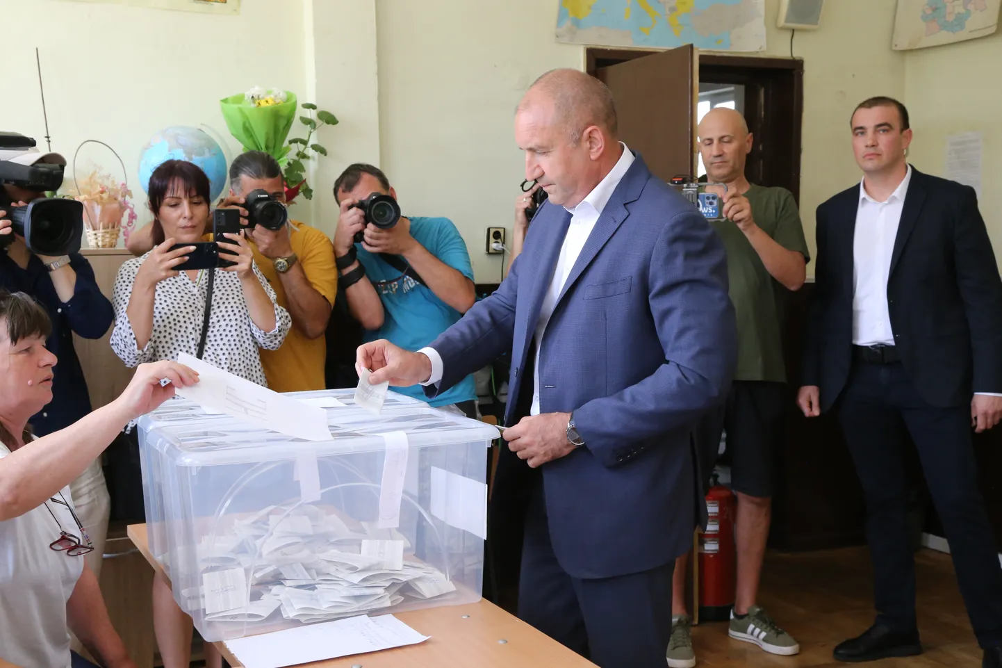 President Rumen Radev hääletamas 9. juunil Sofias Bulgaaria üld- ja Euroopa Parlamendi valimistel.