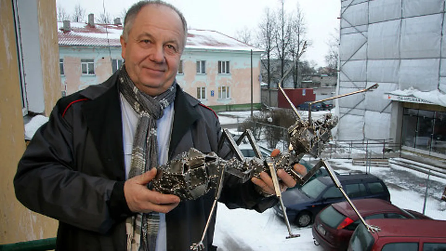 Arthur Seppern hoiab käes viiemeetrise Kübersipelga (Cyberant) maketti. See skulptuur hakkab kutsehariduskeskuse renoveeritud ühiselamu sissepääsu kaunistama juba 15. märtsil, kui ehitajad objekti üle annavad. Ühiselamu renoveerimine on praeguse direktori viimane suuremahuline projekt.