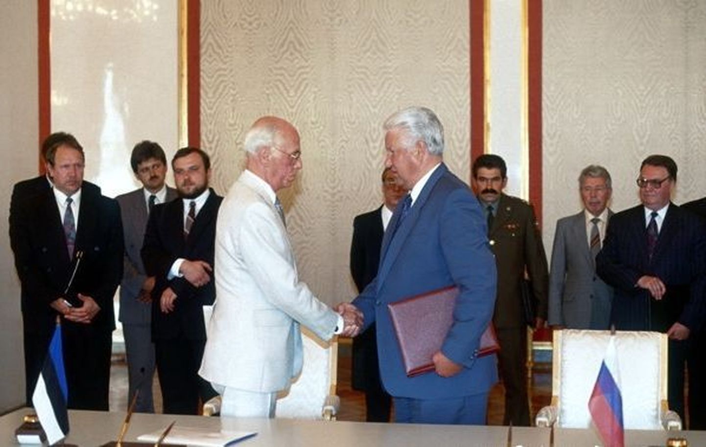 26. juuli 1994 Kremlis. Lennart Meri ja Boriss Jeltsin on just äsja allkirjastanud Vene vägede Eestist välja viimise leppe ehk nn juulilepingud.