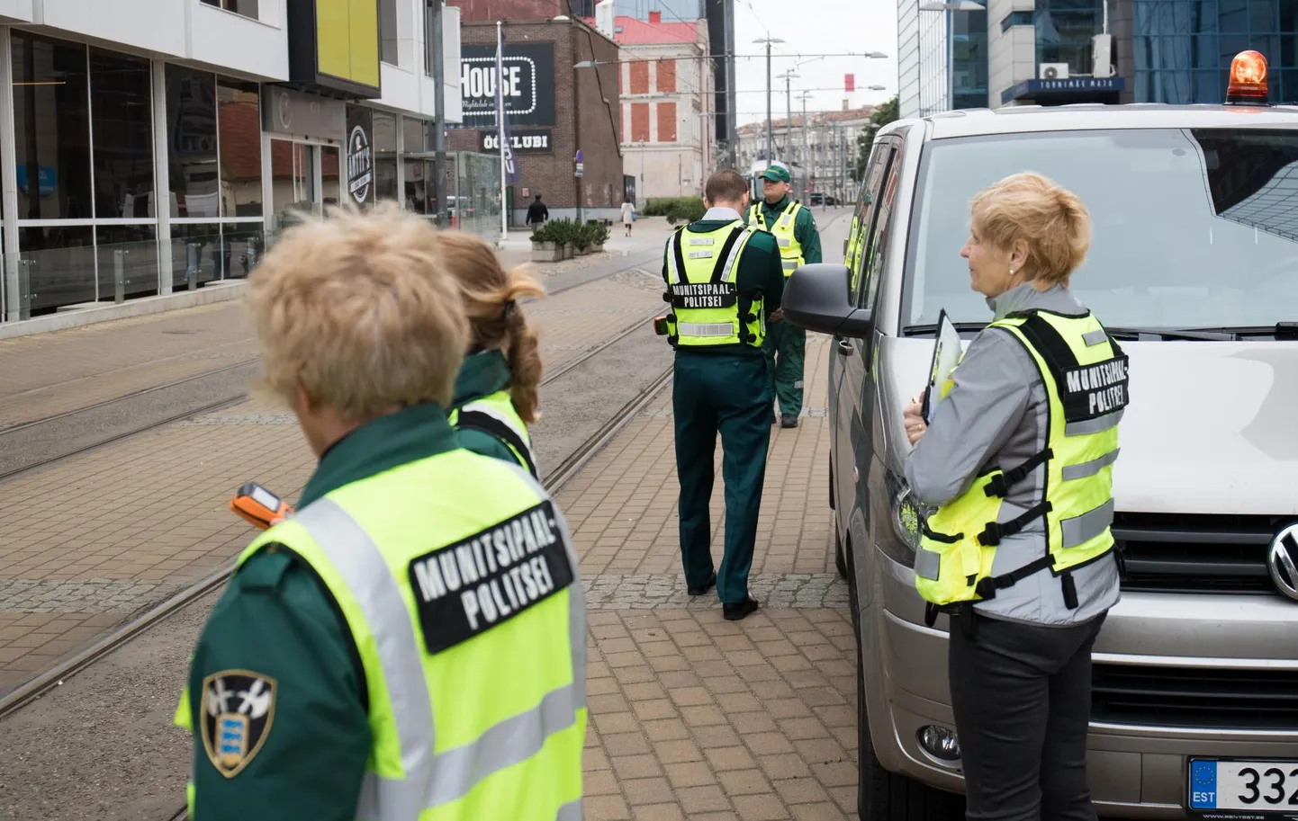 Eriolukorra ajal võis Tallinna ühissõidukites tasuta sõita, nüüd hakatakse pileti olemasolu jälle kontrollima.