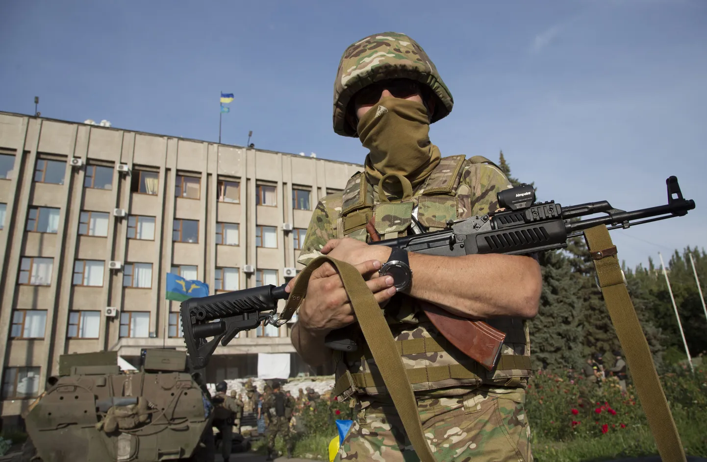 Ukraina sõdur eile pärastlõunal Slovjanskis linnavalitsuse hoone ees.