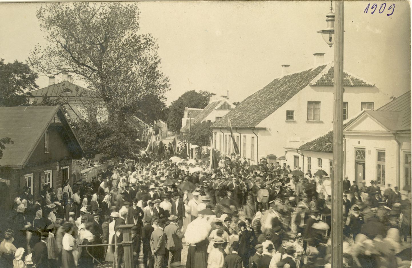 Laulupeo rongkäigu algus Pikal tänaval. Foto 14. juunist 1909.
