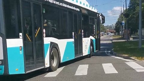 В Таллинне 11-летняя девочка на электросамокате попала под автобус