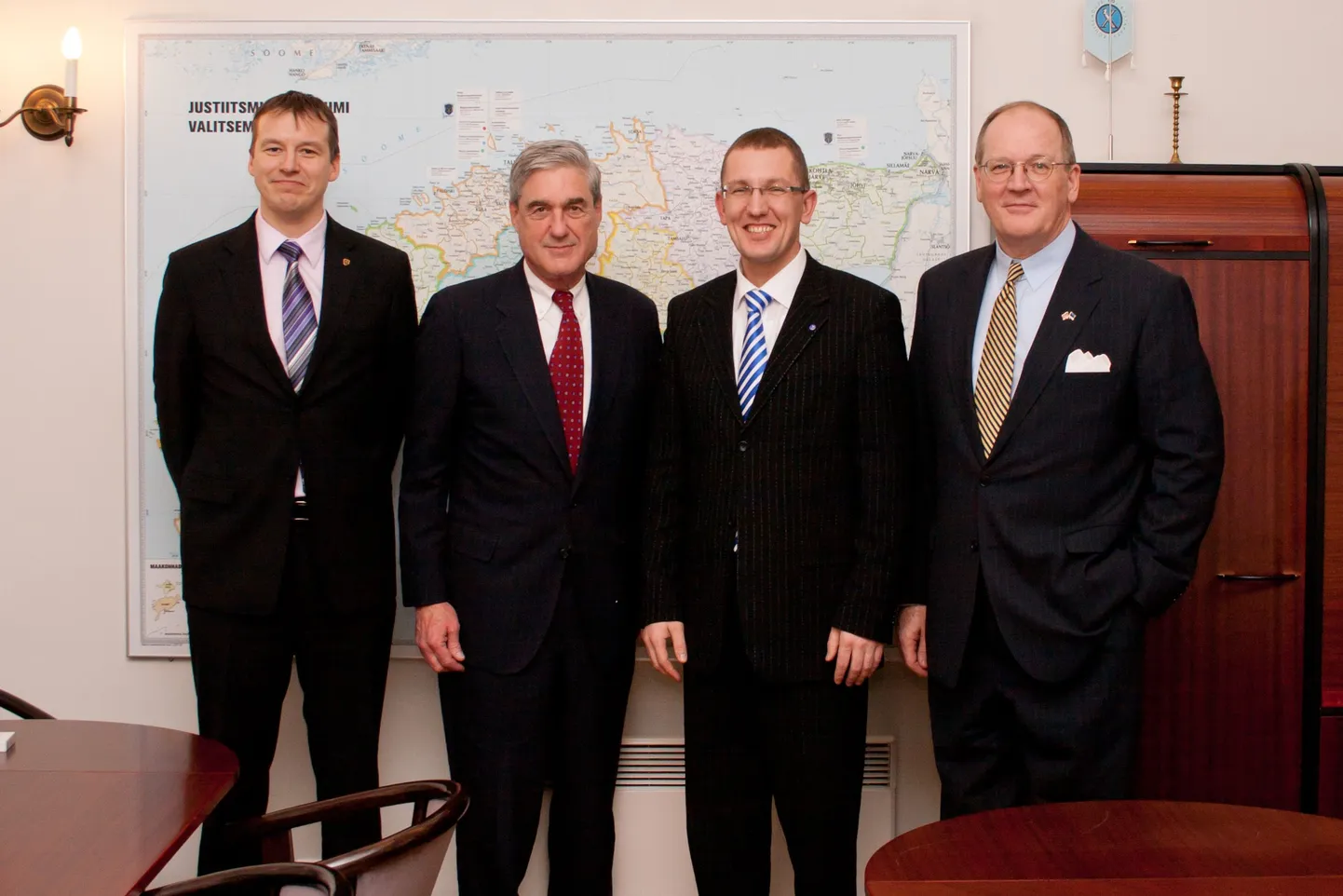 FBI peadirektor Robert Mueller on fotol vasakult teine.