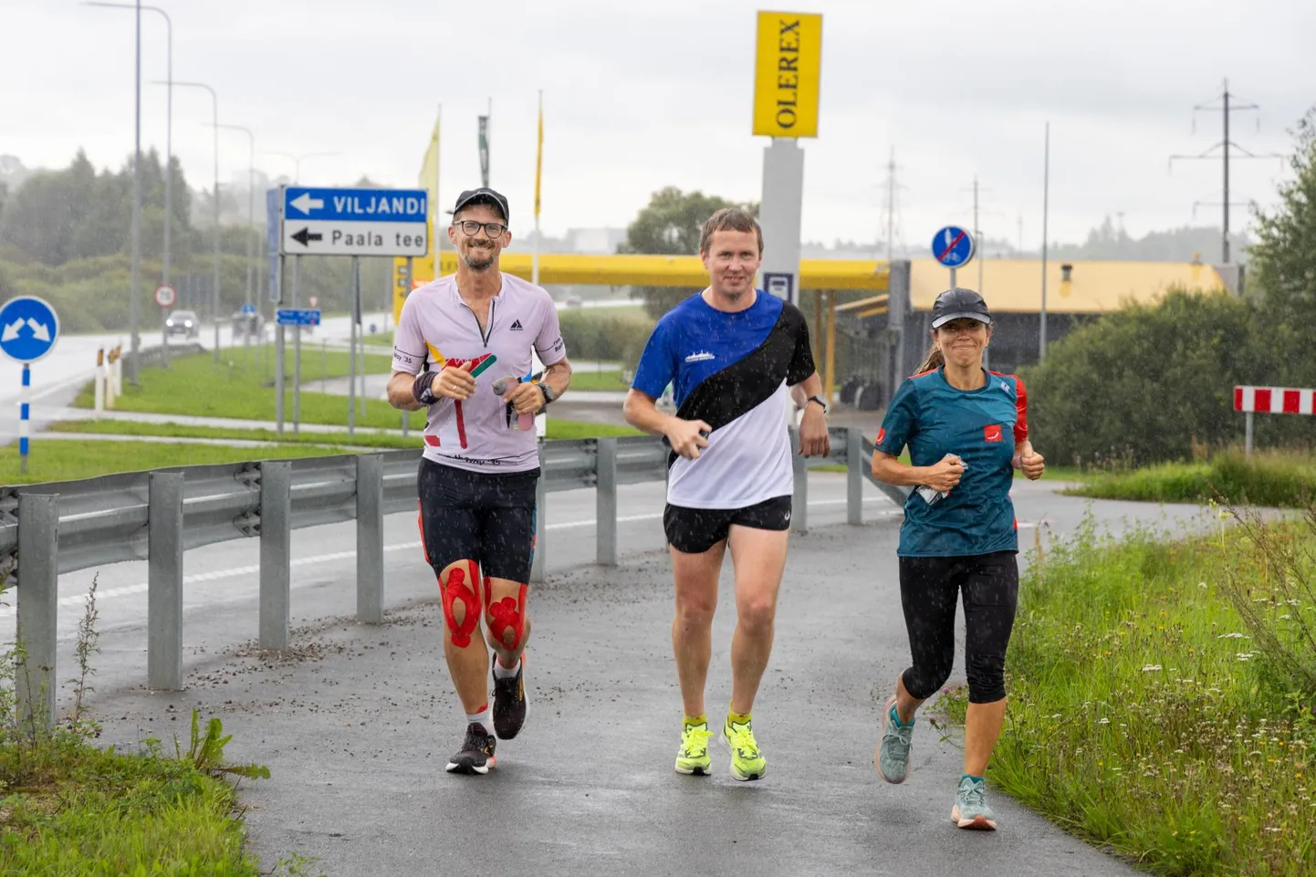 Läti jooksja Rūdolfs Birnbaums (vasakul) alustas 16. augustil Vilniuse Gediminase lossitornist 678 kilomeetri pikkust jooksu läbi kolme Balti riigi, et tähistada sellega 35 aasta möödumist Balti ketist. Neljapäeva hommikul liitusid temaga Viljandis kaks kohalikku Riho Jürisoo ja Maris Leiaru.