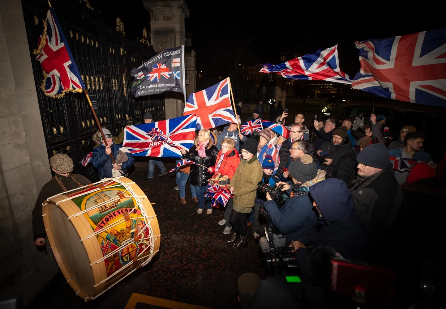 Stormonti väravate juures pidutsejad võtsid Brexiti vastu traditsioonilise Põhja-Iiri trummi kõmina saatel.