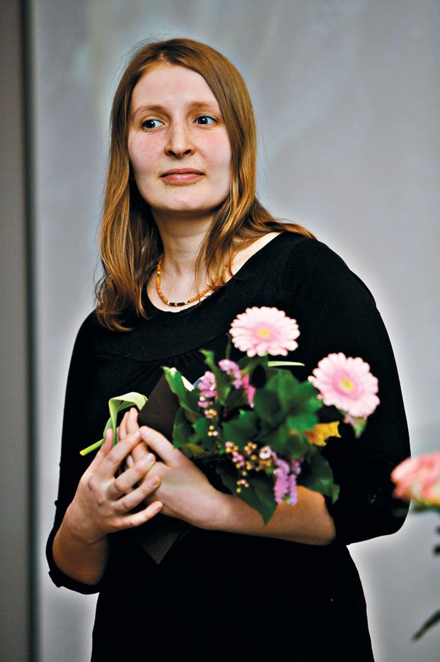 Gustav Suitsu stipendiumi tuhat eurot, õnnitlused ja lilled sai Carolina Pihelgas.