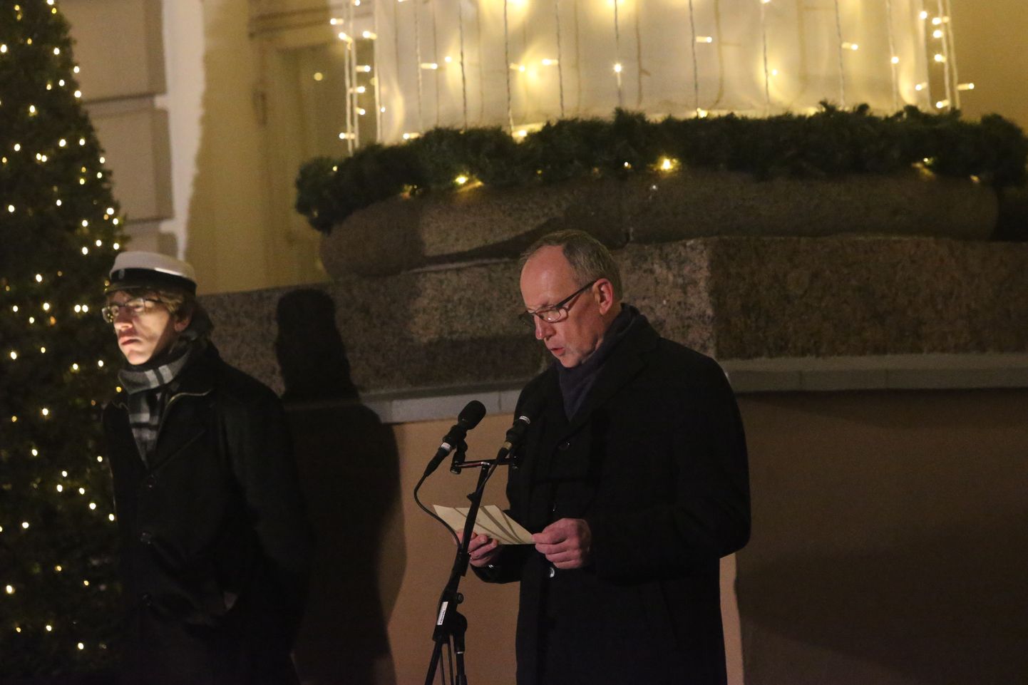 Tartu ülikooli rektor Toomas Asser traditsioonilise tõrvikurongkäigu järel kõnet pidamas.
