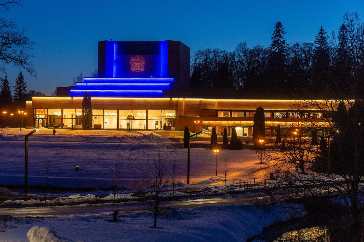 Õhtuses Viljandis püüab pilku ja soojendab meelt Ukraina värvides valgustatud teatrihoone.