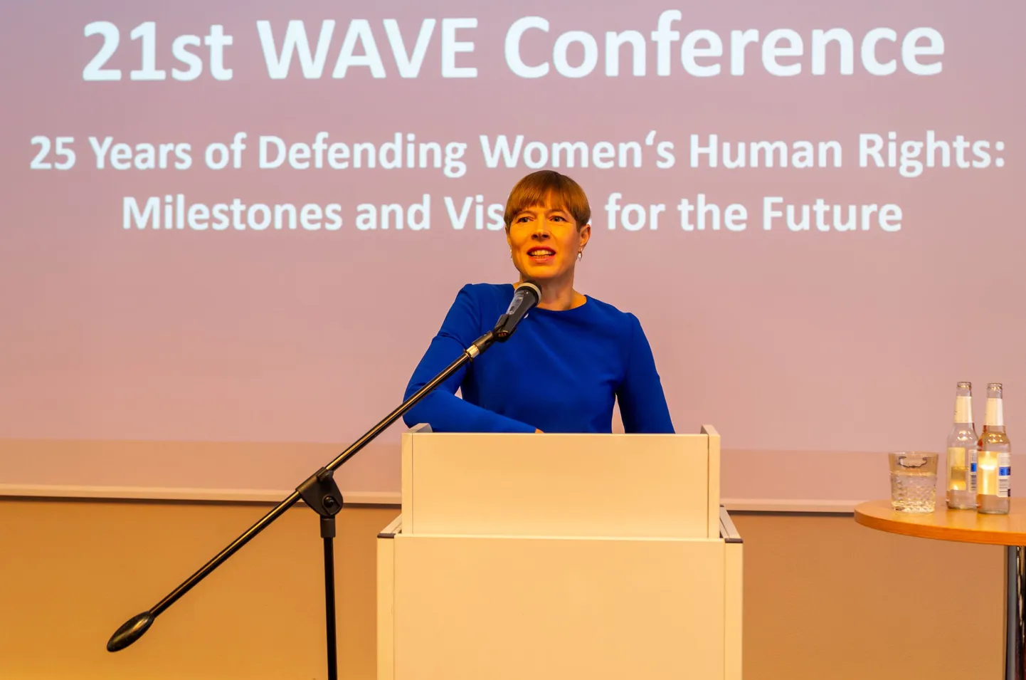 President Kaljulaid kõnet pidamas.