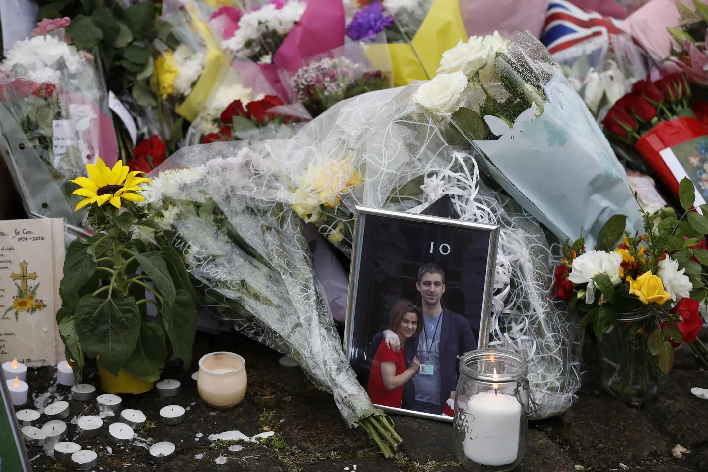 Jo Cox ja tema abikaasa Brendan pildil, mis seisis eile päeval Londonis Downing Street 10 maja juures.