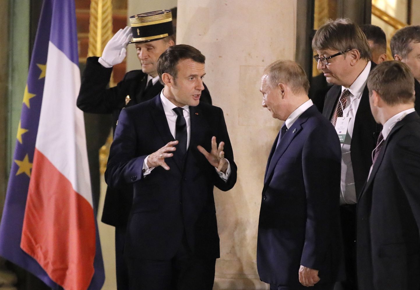 Prantsuse president Emmanuel Macron räägib Vladimir Putiniga eile, 10. detsembril Pariisis pärast Normandia formaadis toimunud tippkohtumist.