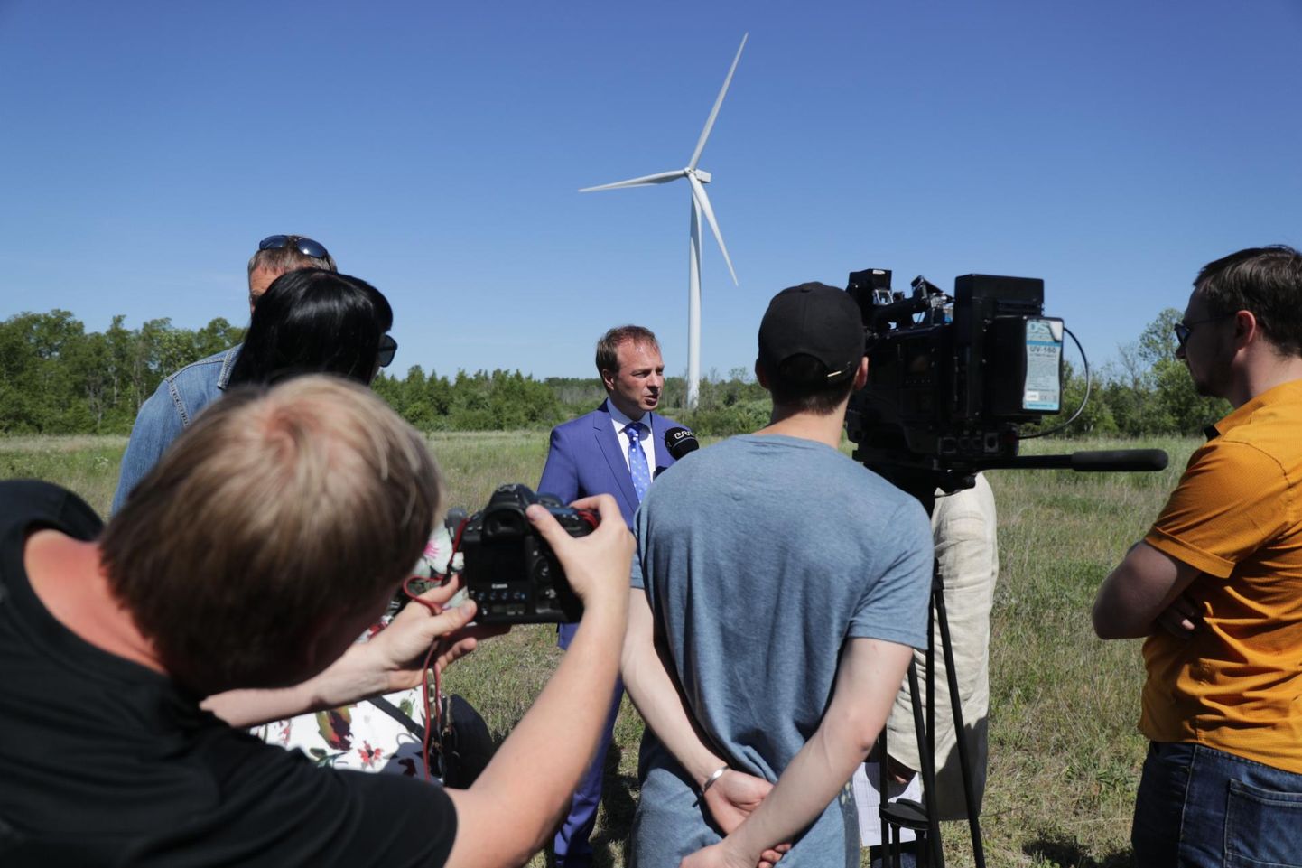 Eesti Energia juht Hando Sutter eilsel pressikonverentsil Paldiski tuulepargis.