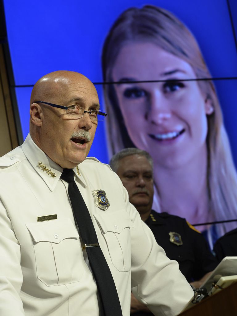 Salt Lake City politseipealik Mike Brown andmas ütlusi Luecki (tüdruk ekraanil) mõrva kohta.