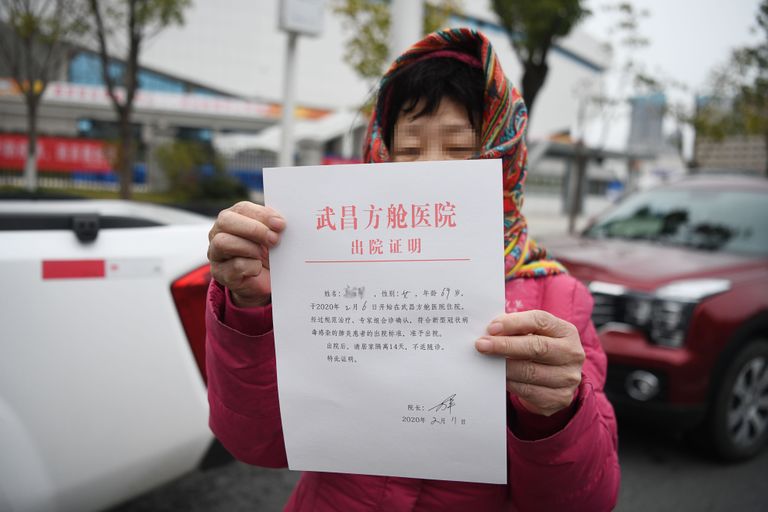 Wuhani keskhaiglas olnud hiinlanna näitab ametlikku dokumenti, mis tõendab, et ta paranes uuest koroonaviirusest, on terve ja ei ole kaaskodanikele ohtlik.