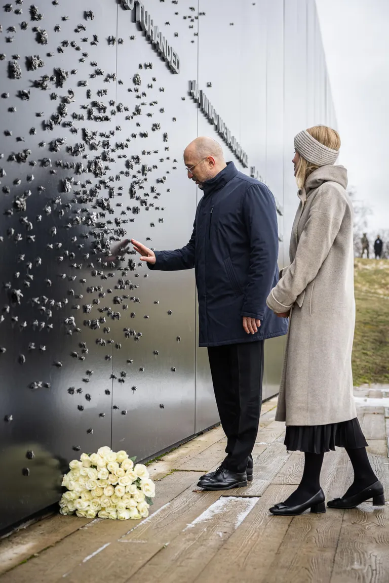 Премьер-министр Украины Денис Шмыгаль посещает мемориал жертвам коммунизма.