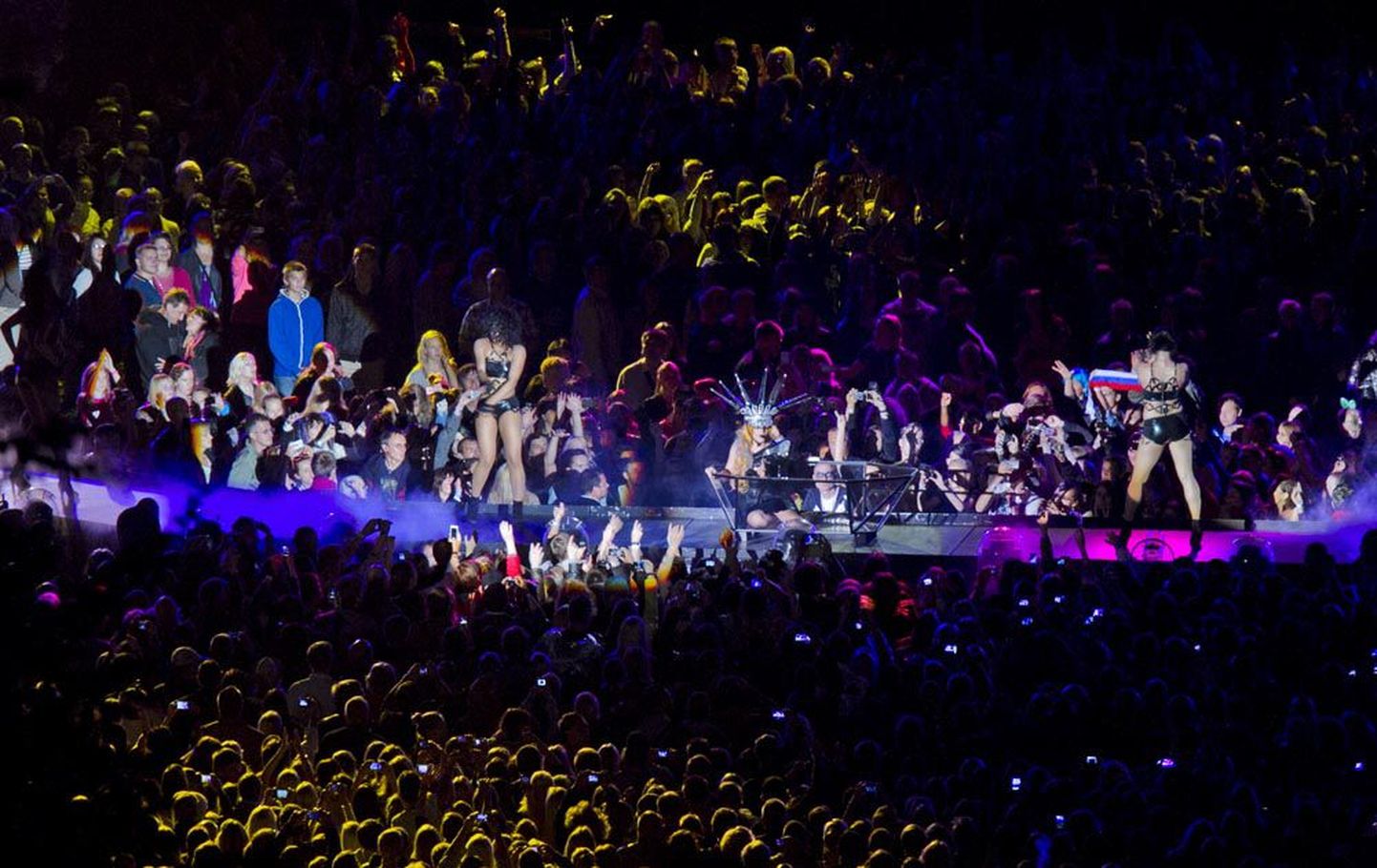 Mullu augustis esines Tallinna lauluväljakul suure kontserdiga Lady Gaga, keda tuldi siia kuulama-vaatama ka näiteks Lätist ja Venemaalt.