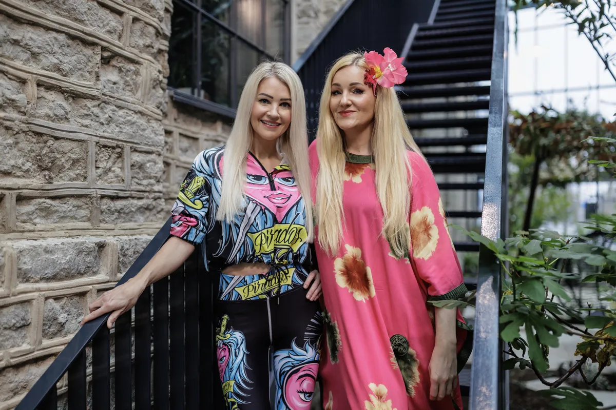 Marlee ja Kristinka leiavad mõlemad, et liiga palju tehisilu on nagu täiskohaga töö! Seda on kallis ja tülikas pidada. Marlee kannab Eesti brändi Pirados loomingut, Kristina Iloan Abdullaeva brändi IseMoody abayat.