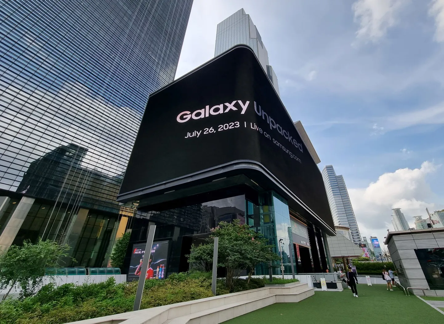 COEX on Seouli suurim konverentsikeskus, mille ees asub ka üks maailma suurimatest 3D anamorfilistest ekraanidest, mis on samuti Samsungi tehtud. Konverentsikeskusse tuleb täna tuhandeid ajakirjanikke ja suunamudijaid ehk influencereid üle maailma.