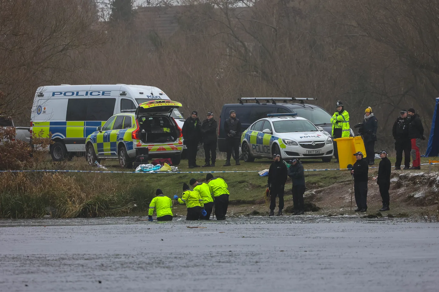 Suurbritannias suri kolm läbi jää järve kukkunud last.