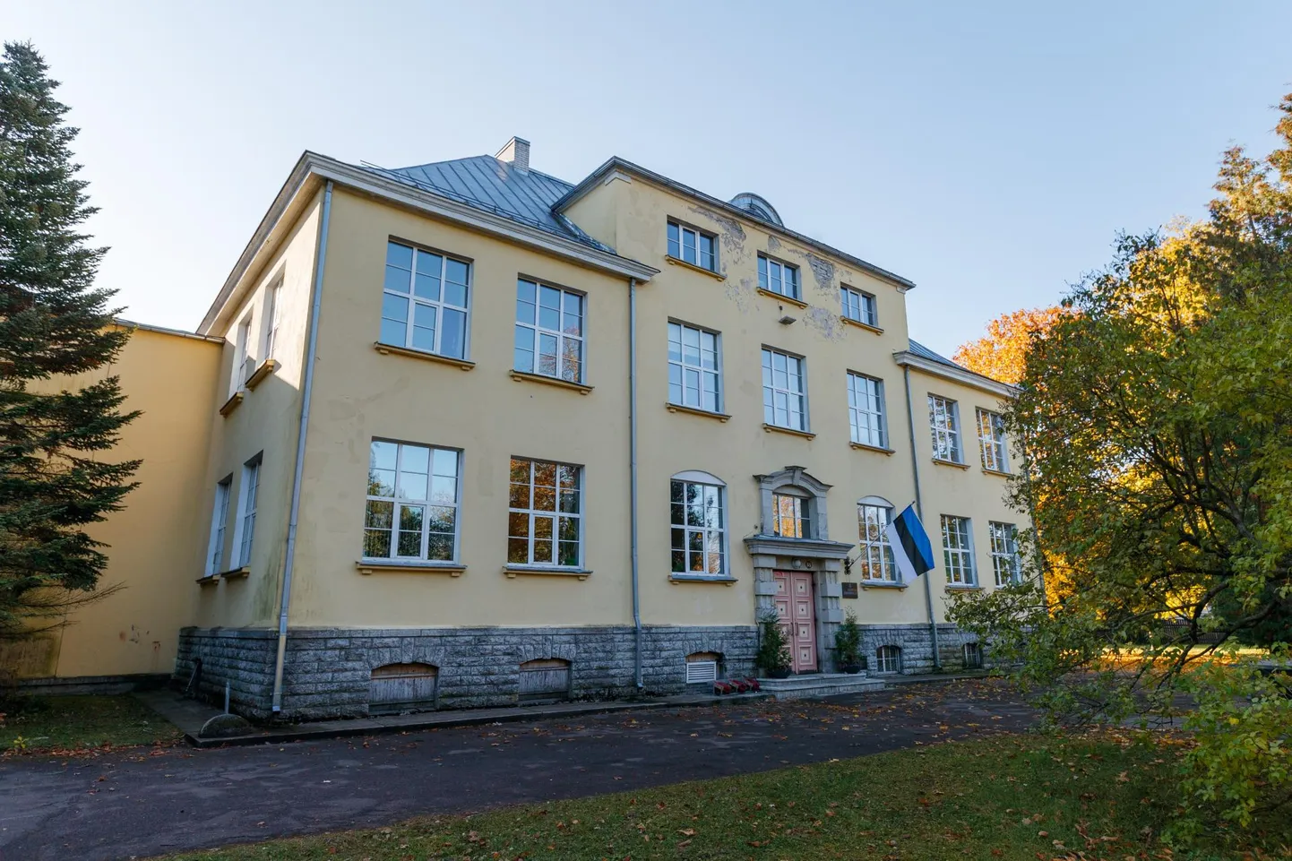 Hiiu kool Raudtee tänaval.