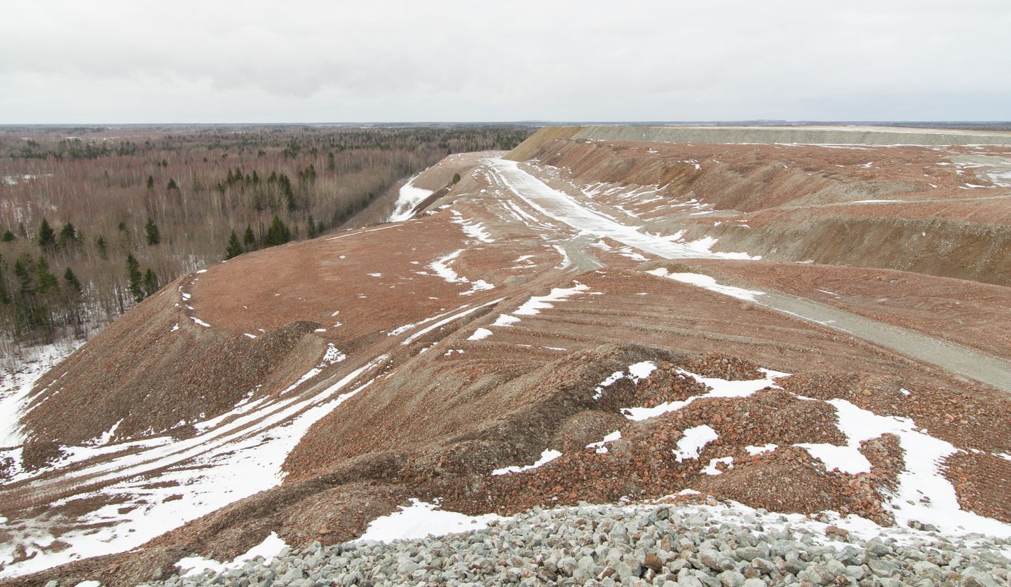 Nii suuri aherainemägesid, nagu on aastakümnetega tekkinud Estonia kaevanduse juures, ei tohiks Uus-Kiviõli kaevanduse läheduses kerkida, kuna 40 protsenti aherainest tuleb võtta taaskasutusse.