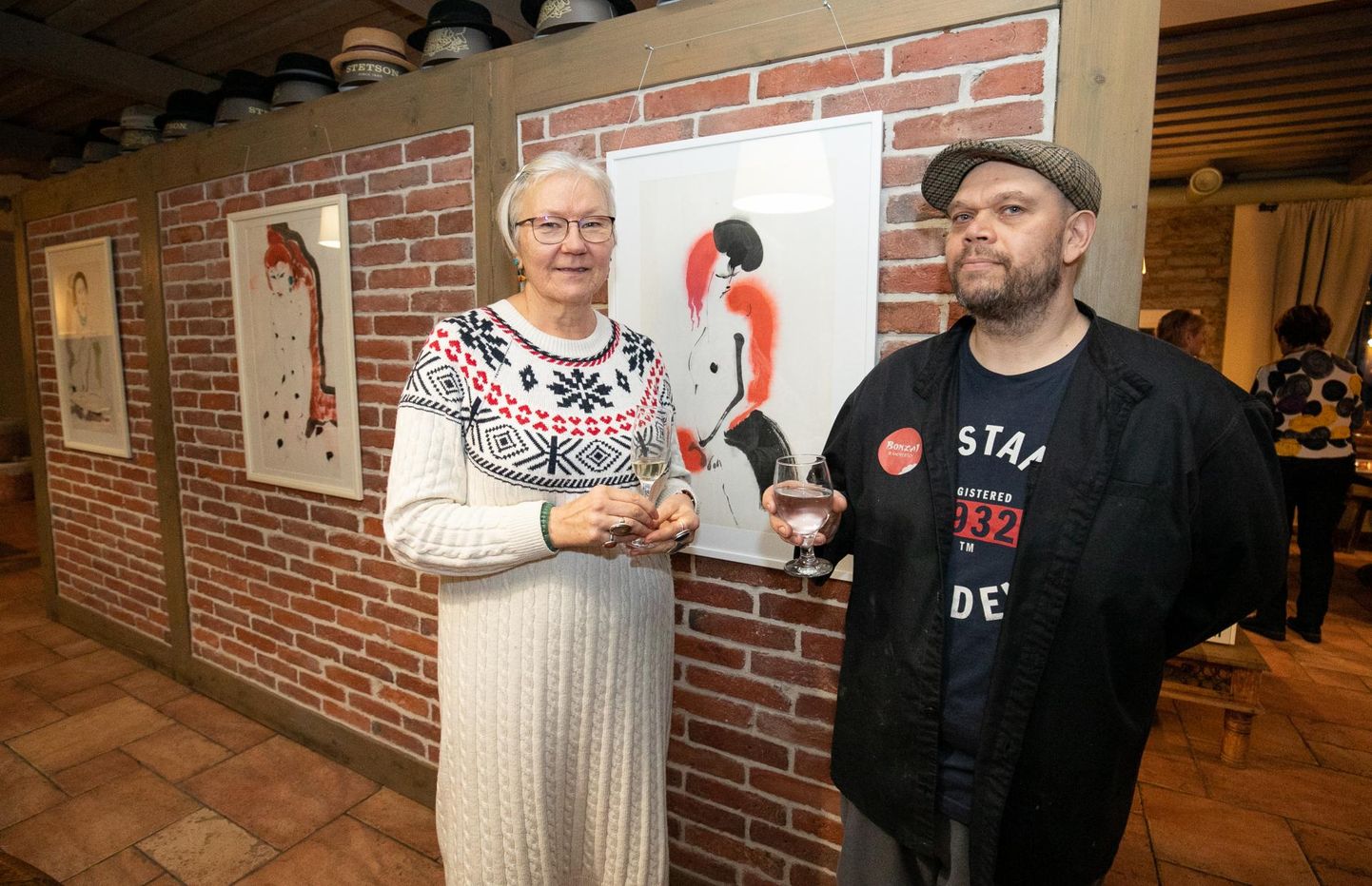 Anne Pajula ja Andrus Albrecht on ühel nõul, et näitus “Riisipaberil pildid” sobib kohvikusse Bonzai nagu valatult.