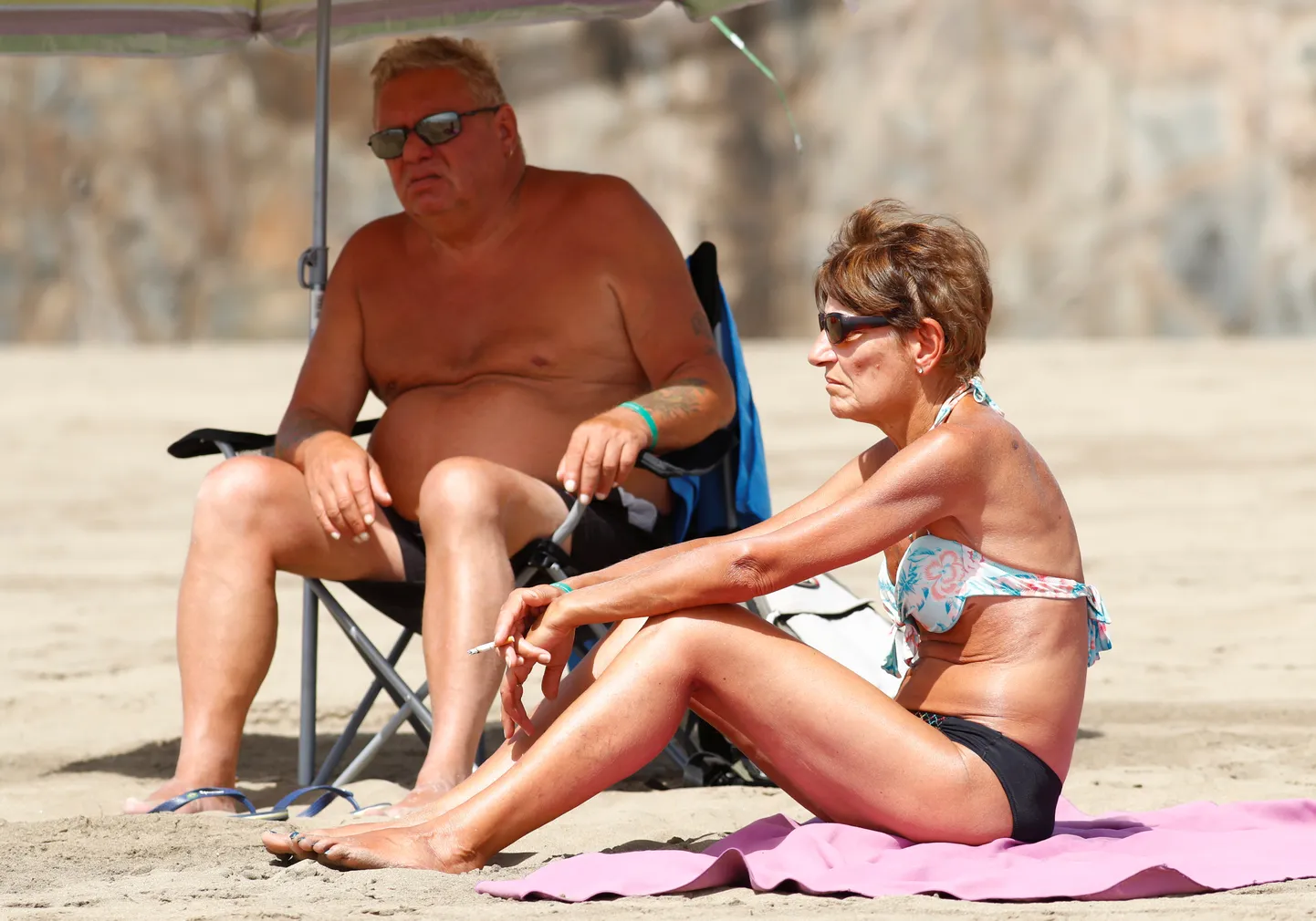 Puhkajad Kanaari saartel, kus alates augustist on keelatud suitsetamine ilma distantsi hoidmata ja maski kandmine on kohustuslik. Playa del Ingles, Gran Canaria, 14. august 2020. Seni on kinnitust leidnud COVID-19 haiguse raskem kulg suitsetajatel. Uue uuringuga tuvastati seos keha kõrge rasvasisalduse ja tõsiste haigustüsistuste tekkimise vahel eelkõige üleliigse kõhurasvaga alla 60-aastastel meestel.